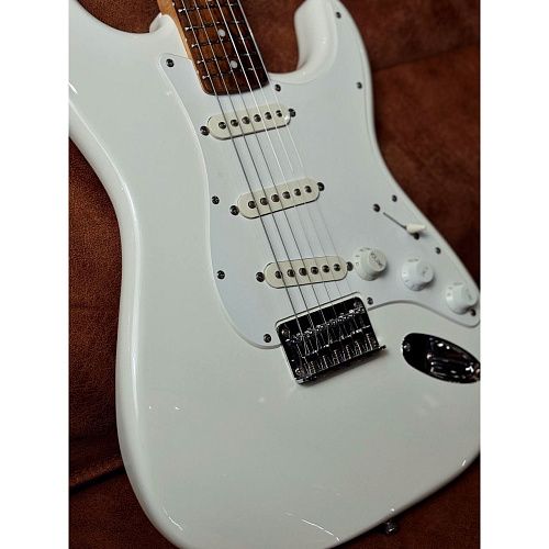 Fender Squier Bullet Stratocaster HT SSS Arctic White Электрогитара Б\У.