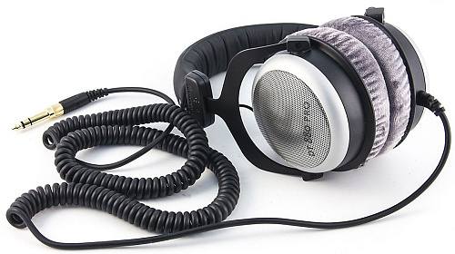 Beyerdynamic DT 880 PRO Эталонные студийные наушники полуоткрытого типа.