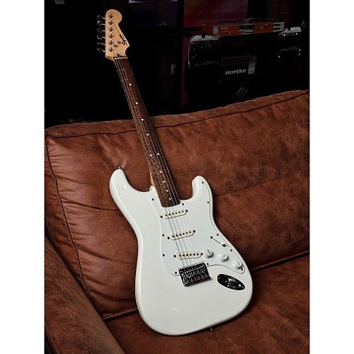 Fender Squier Bullet Stratocaster HT SSS Arctic White Электрогитара Б\У.